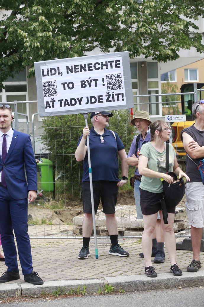 FOTO: Detail lepenkového transparentu, který označuje veřejnoprávní média za pojistku svobody. – stránka 13