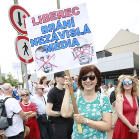 Mezi lidmi v davu vyčnívá nekompromisní transparent odmítající jakékoliv ústupky zlu.