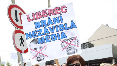 FOTO: Mezi lidmi v davu vyčnívá nekompromisní transparent odmítající jakékoliv ústupky zlu.