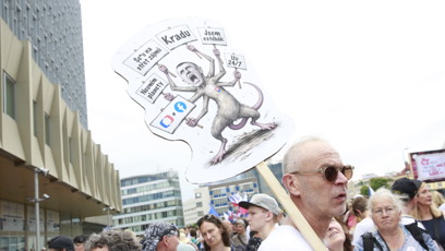 FOTO: Pozornost davu poutala ostrá satirická karikatura mířící na předsedu hnutí ANO Andreje Babiše.
