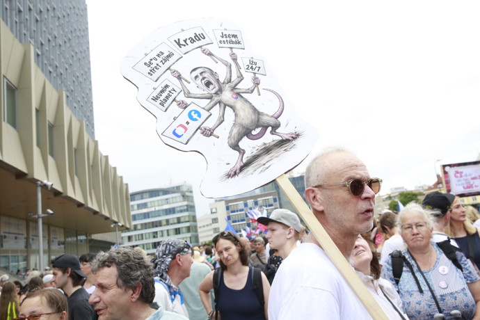 FOTO: Pozornost davu poutala ostrá satirická karikatura mířící na předsedu hnutí ANO Andreje Babiše. – stránka 11