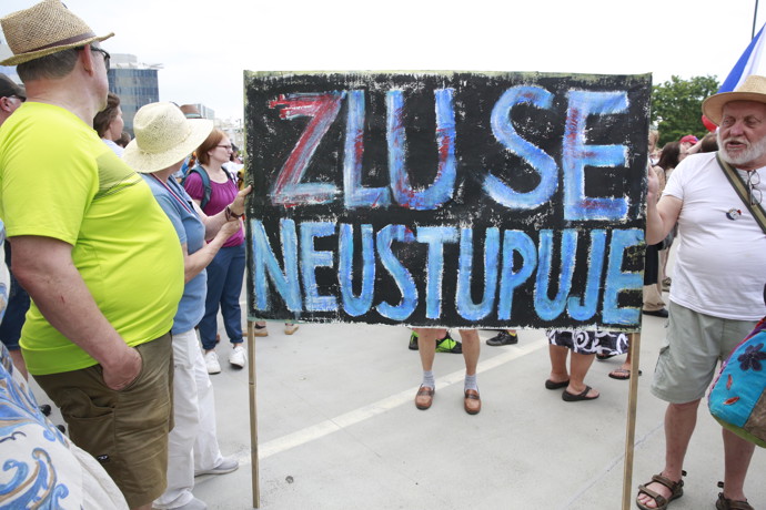 FOTO: Skupina účastníků dává jasně najevo svůj názor ručně psaným vzkazem na obranu médií. – stránka 9
