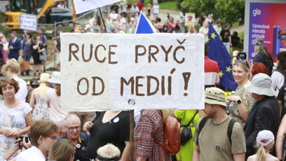 FOTO: Ruce pryč od médií je časté heslo protestantů.