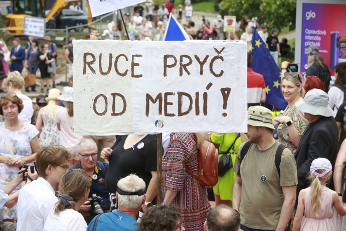 FOTO: Ruce pryč od médií je časté heslo protestantů. – stránka 6