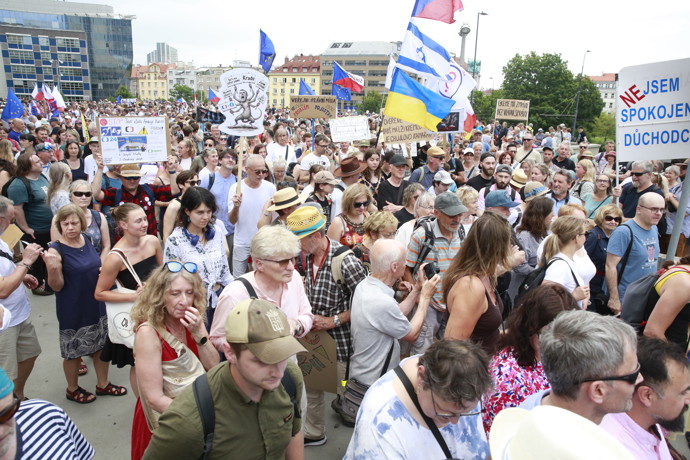 FOTO: Pohled do zaplněného davu demonstrantů nesoucích různé transparenty a státní vlajky. – stránka 5