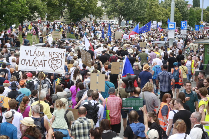 FOTO: Průvod nespokojených občanů s transparenty a vlajkami se pohybuje po silnici během protestní akce. – stránka 3
