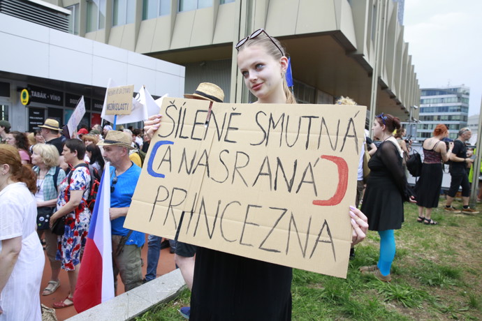 FOTO: Mladá dívka vyjadřuje svůj nesouhlas s politickou situací pomocí ručně psaného kartonu. – stránka 2