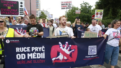FOTO: Ruce pryč od médií.