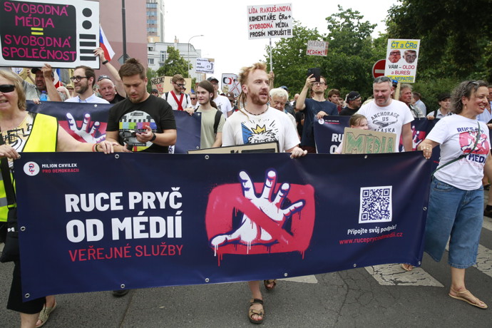 FOTO: Ruce pryč od médií. – stránka 16