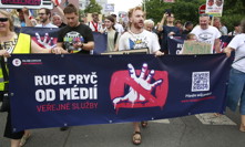 Ruce pryč od médií.