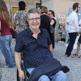 Moderátor Michal Jančařík dorazil na Hrad skvěle naladěný a v ležérním letním outfitu.
