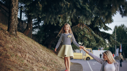 FOTO: dívka, maminka, rodina, město