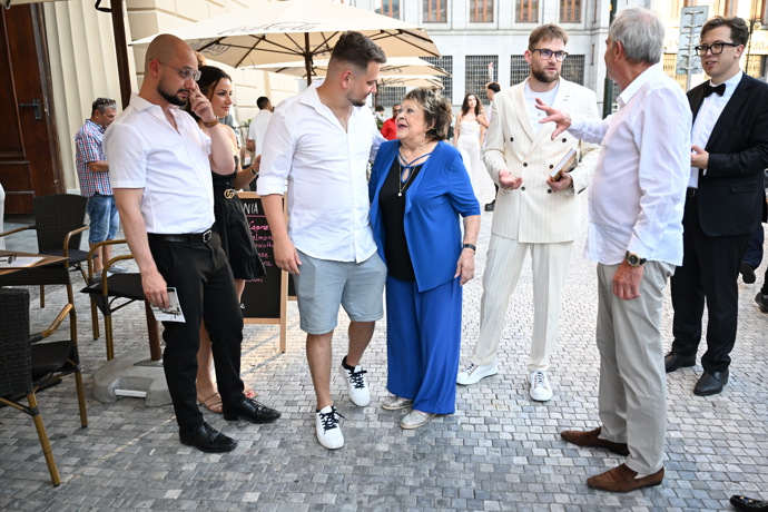 FOTO: Jiřina Bohdalová se svým vnukem Vojtěchem Stašem. – stránka 8