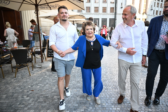 FOTO: Ľubomír Focko a Vojtěch Staš pomáhali Jiřině Bohdalové. – stránka 12