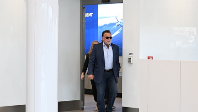 FOTO: Arnold Schwarzenegger na letišti v Praze.