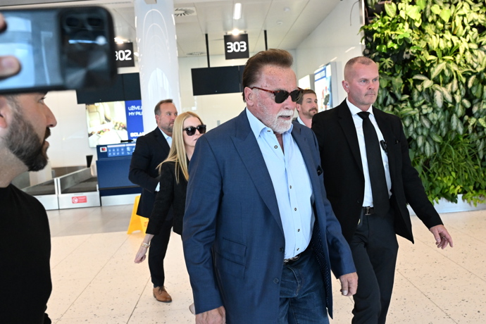 FOTO: Arnold Schwarzenegger přiletěl do Česka. – stránka 14
