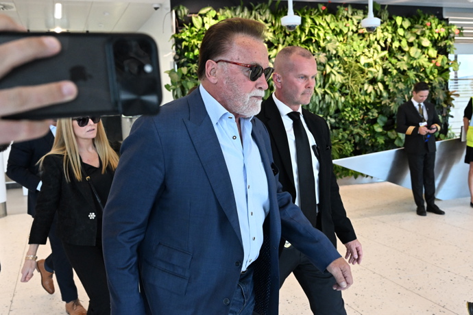 FOTO: Arnold Schwarzenegger na pražském letišti. – stránka 12