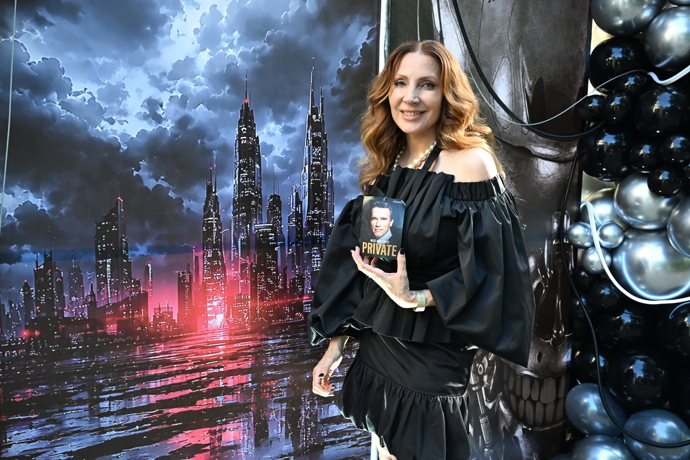 FOTO: Olga Lounová na setkání s Arnoledm Schwarzeneggerem. – stránka 23