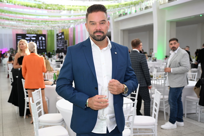 FOTO: Petr Švancara je elegán. – stránka 53