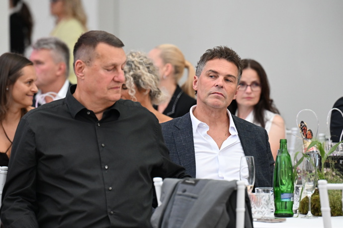 FOTO: Slavný hokejista nenechal žádnou ženu v dekoltu bez povšimnutí a rozdával komplimenty. – stránka 36