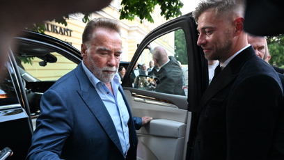 FOTO: Arnold vystuluje z auta na Žofíně.
