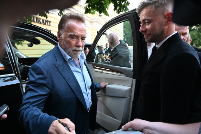 FOTO: Arnold vystuluje z auta na Žofíně.