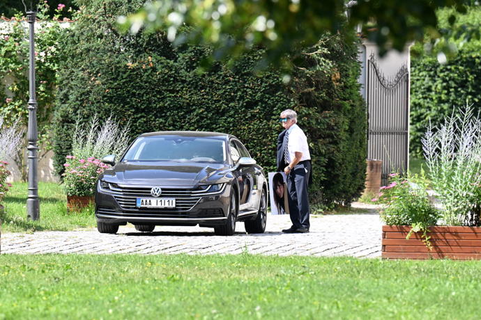 FOTO: Během mše byl přítomen Kateřiny černobílý portrét. – stránka 14