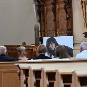 Kateřina koukal z obrazu nahosty.