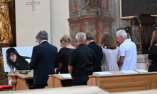 Černobílá fotografie usměvavé Kateřiny Niklové vystavená v přední části chrámu.