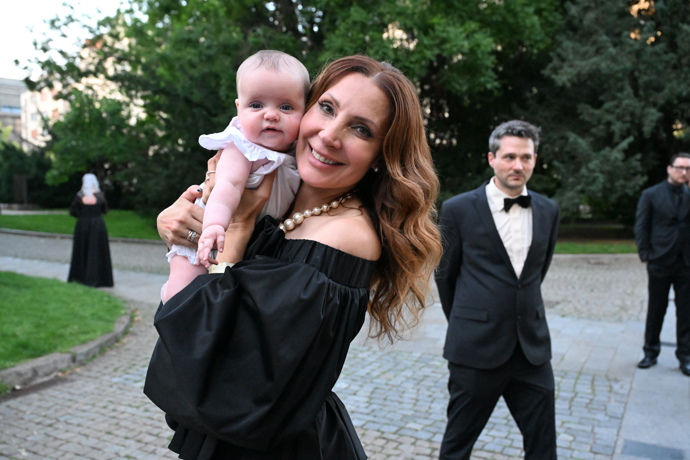 FOTO: Olga Lounová s dítětěm. – stránka 20