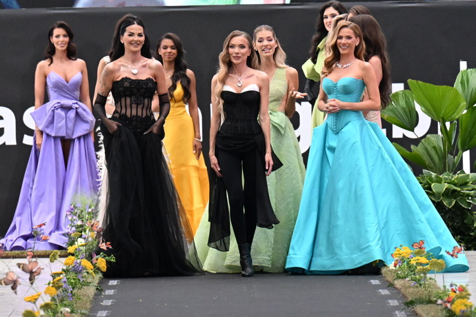FOTO: Zuzana Plačková a Andrea Verešová šly přehlídku návrhářky Jany Pištejové. – stránka 42