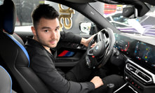 Adam Kajumi ve svém BMW.