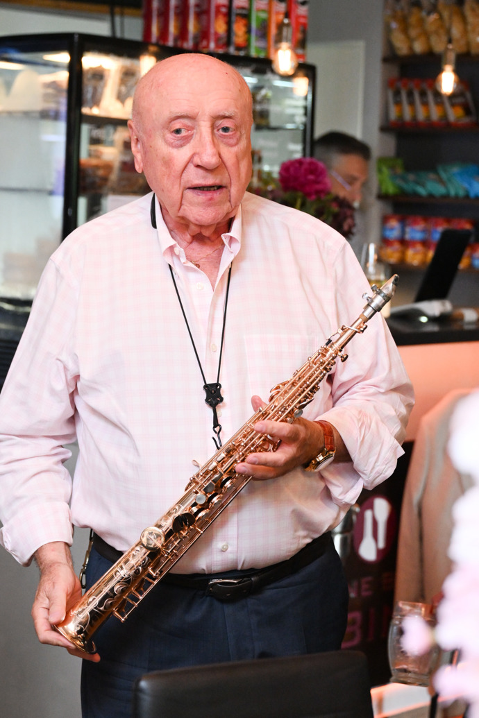 FOTO: Saxofonista Felix Slováček. – stránka 9