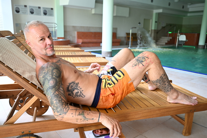 FOTO: Braňo Polák u bazénu. – stránka 32
