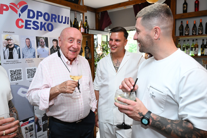 FOTO: Felix Slováček si užíval společnost. – stránka 4