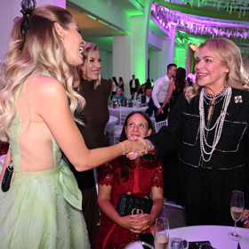 Jasmina Alagič se přišla pozdravit s Dagmar Havlovou.