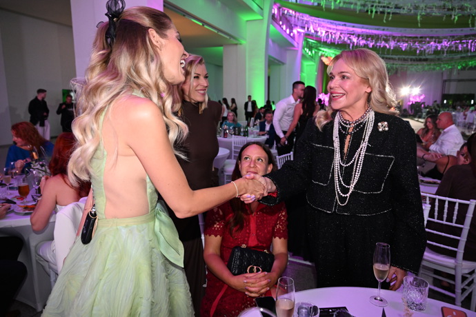 FOTO: Jasmina Alagič se přišla pozdravit s Dagmar Havlovou. – stránka 16