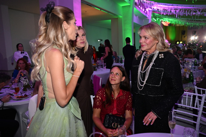 FOTO: Jasmina Alagič se přišla pozdravit s Dagmar Havlovou. – stránka 15