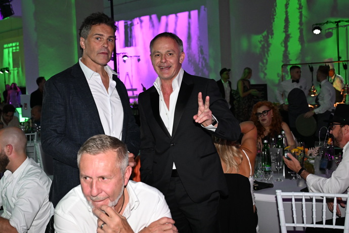 FOTO: Jágr se zdravil téměř s každým. – stránka 20