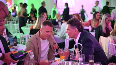 FOTO: Fotbalista a hokejista u jednoho stolu.