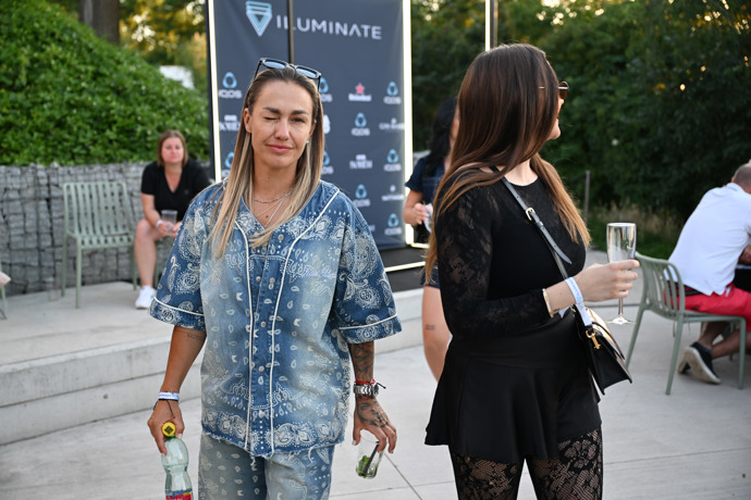 FOTO: Bára Mlejnková s lišáckým mrknutím procházela party na Vítkově. – stránka 6