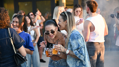 FOTO: Holky v čele s Mlejnkovou rozebíraly novinky u osvěžujících drinků.