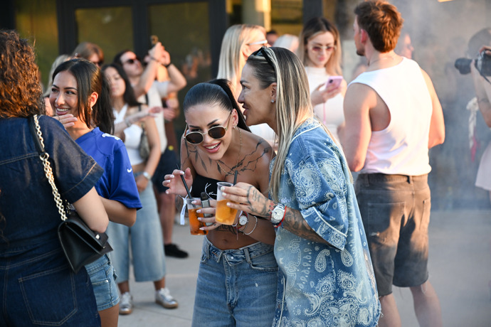 FOTO: Holky v čele s Mlejnkovou rozebíraly novinky u osvěžujících drinků. – stránka 5