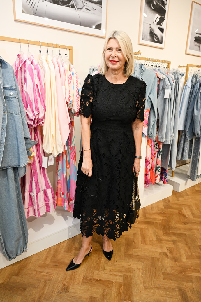 FOTO: Helena Harabinová na otevření nové prodejny Bella Store. – stránka 6