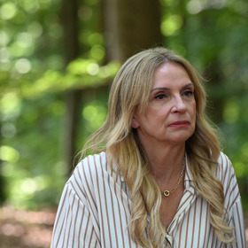Ivana Chýlková v lese.