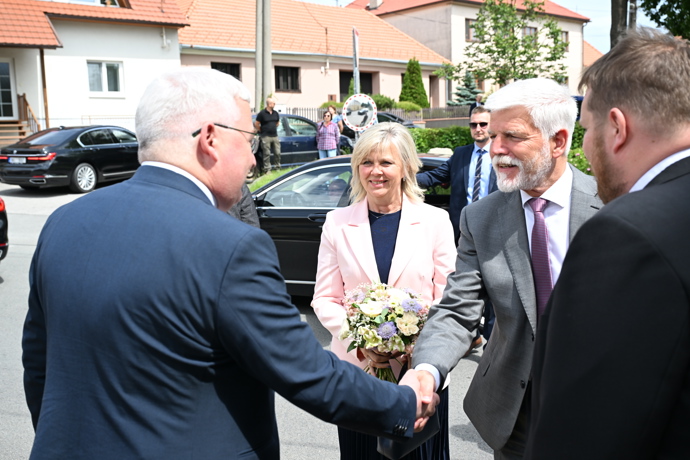 FOTO: Petr Pavel a Eva Pavlová při přivítání. – stránka 9
