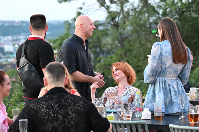 FOTO: Maria Pavlova si užívala konverzaci u stolu s výhledem na Prahu. – stránka 1