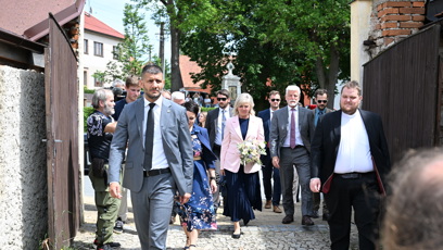 FOTO: Petr Pavel a Eva Pavlová přicházejí.