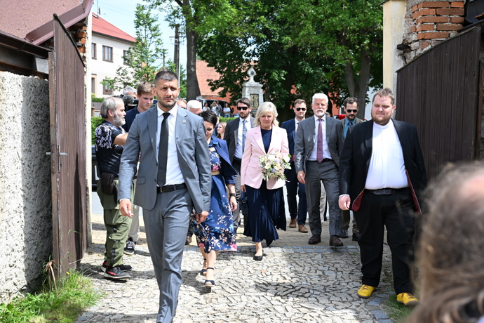 FOTO: Petr Pavel a Eva Pavlová přicházejí. – stránka 8