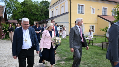 FOTO: Petr Pavel a Eva Pavlová při příchodu do diecezního centra.